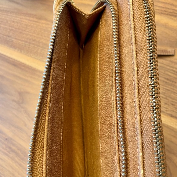 NWOT Wallet - Picture 5 of 5